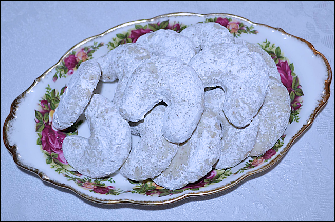 Kipferls – Vanilla Hazelnut Butter Cookies